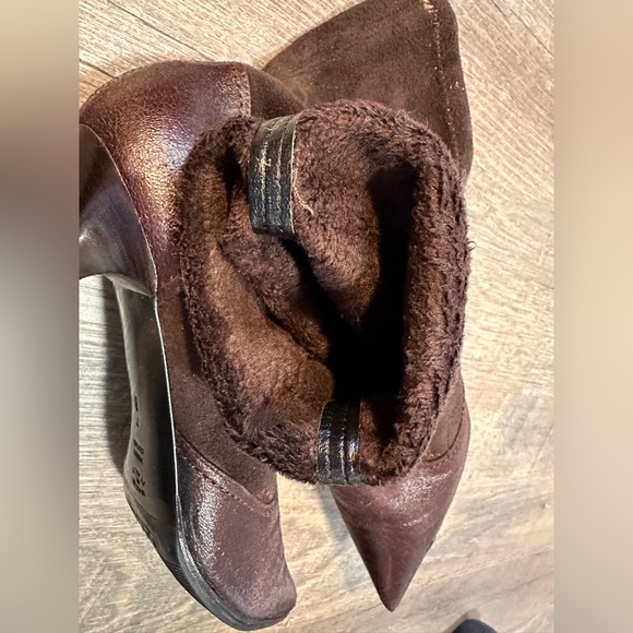 Casadei Suede & Leather Pointed Toe Pull-On Kitten Heel Ankle Boots - Size 7 - Picture 7 of 17